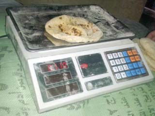 رغيف العيش «إوزن قبل  ما تشترى»