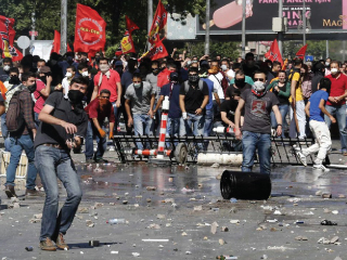 «أردوغان» يعتقل 35 صحفياً بتهمة دعم الانقلاب