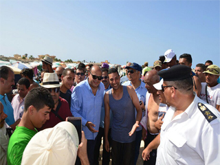 ردًا على ما نشرته «روزاليوسف» محافظ مطروح وسط المصطافين بشاطئ الغرام