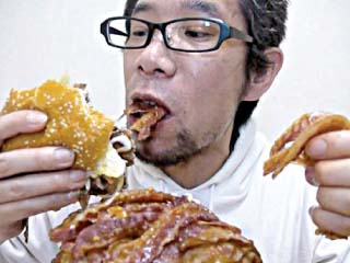 هامبورجر وكفتة من دود الدقيق والصراصير لو مش هتاكل ممكن تدوق