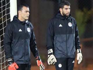 الحضرى وإكرامى يرفضان الجلوس على دكة البدلاء أمام أوغندا