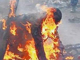 سيدة تشعل النيران فى زوجها لإنكاره نسب طفلهما