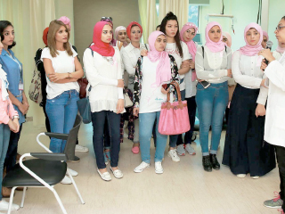 متسابقات ملكة الأناقة لمريضات سرطان الثدى: كونى ملكة