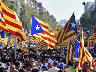 كتالونيا احتلال مراكز الاقتراع ونذر مواجهة محققة