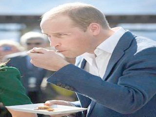 الملكة إليزابيث تعشق الشيكولاتة الداكنة.. ولا تحب الثوم