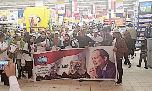 المصريون يوقعون استمارات «علشان تبنيها»