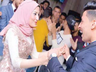 حلاوة الخطوبة.. حرمان طالبة «الحضن» بحقوق طنطا من امتحان مادة وفصل 6 آخرين شهرًا