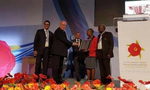 إسحاق يتسلم جائزة السلامة الجوية لمطار القاهرة