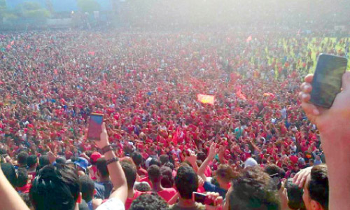 مسيرة أهلاوية فى وسط البلد.. الجماهير للاعبين: «أَهـُم أَهـُم أَهـُم.. أبطال أفريقيا أَهـُم»