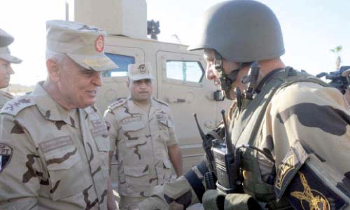 رئيس الأركان من شمال سيناء: المقاتلون مصرون على اقتلاع جذور الإرهاب والثأر لمصر وشهدائها
