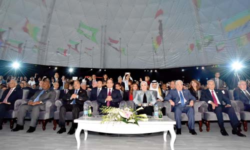 السيسى للشباب: معاكم وبيكم وعشانكم