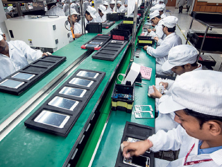 انفراد.. «البيروقراطية الحكومية» تهدد حلم تصنيع أول «موبايل مصرى»