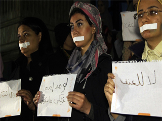 ما تسكتيش خلى بالك.. 6 أفعال عنيفة تتعرضين لها دون أن تعرفى