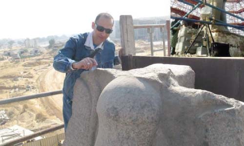 «أثريون فى مهمة خطيرة»