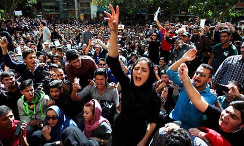 سقوط 12 شخصًا.. والمتظاهرون يقتحمون أقسام الشرطة ومنشآت عسكرية