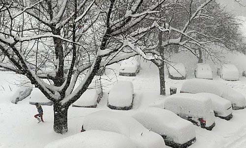 العواصف الثلجية تجبر أمريكا على إغلاق المدارس وإعلان حالة الطوارئ