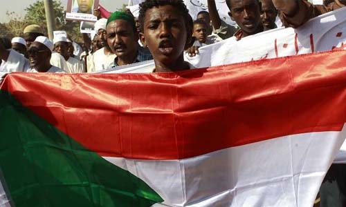 الشرطة تستخدم الغاز المسيل للدموع لتفرقة المتظاهرين