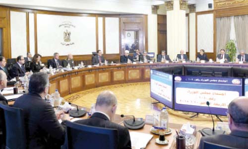 الحكومة تحاصر الأزمات