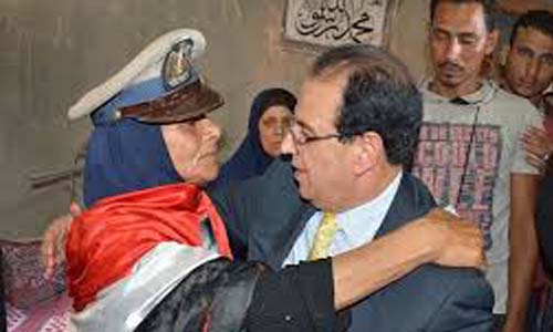 والدة البطل «على على»: هكمل مسيرة ابنى بانتخاب «السيسى» للثأر من الإرهابيين