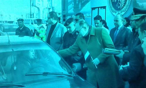 مدير أمن الجيزة يوزع الورود على المواطنين لليوم الثالث على التوالى