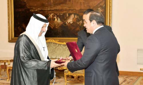 الرئيس يمنح «قطان» وشاح النيل