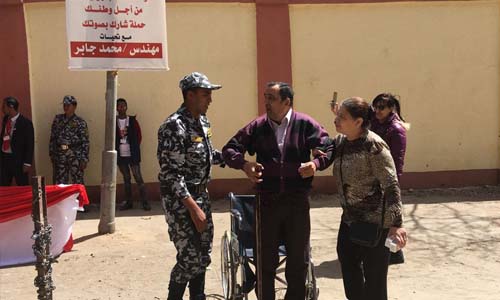 «ذوو الاحتياجات الخاصة» أول الوافدين للصناديق باليوم الأول