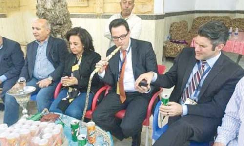 الوفد الأمريكى لمراقبة الانتخابات يتناول «فطير مشلتت» ويدخن الشيشة