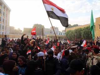 الطقس السيئ لم يمنع اصطفاف الناخبين