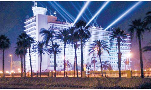 «الأزرق» يغطى قناة السويس احتفالا باليوم العالمى للتوحد