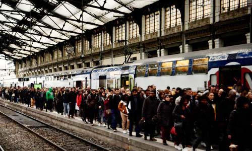 شلل تام يضرب فرنسا ماكرون يواجه أكبر إضراب فى تاريخ البلاد