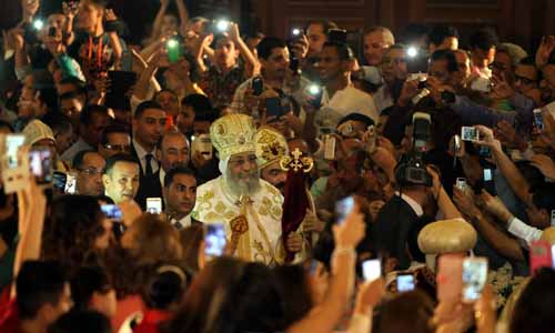 أجراس الكنائس تدق فرحا بـ«قيامة المسيح» والبابا يستقبل المهنئين