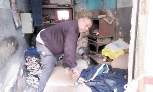 عم سعيد مكوجى «رجل»: أفخر بمهنتى وأعتبرها تراثًا