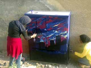 شباب «الفنون الجميلة» يرسمون صورة مضيئة على أكشاك الكهرباء بالشيخ زايد