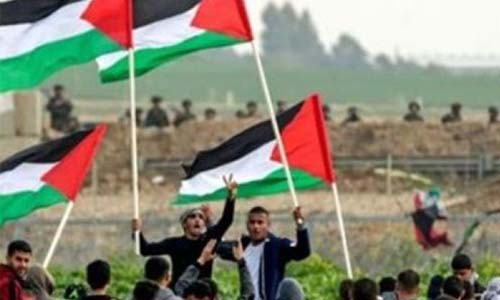 الفلسطينيون يدافعون عن حق تقرير مصيرهم بـ«جمعة رفع العلم»