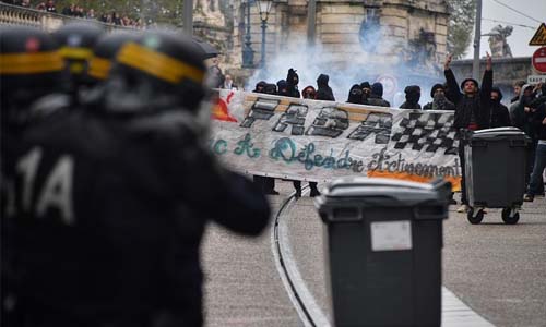 صدامات بين المتظاهرين الطلاب والشرطة فى مونبيليه