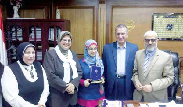 مريم «دودة قراية».. حصدت المركز الأول فى «تحدى القراءة».. ومحافظ كفر الشيخ يكرمها