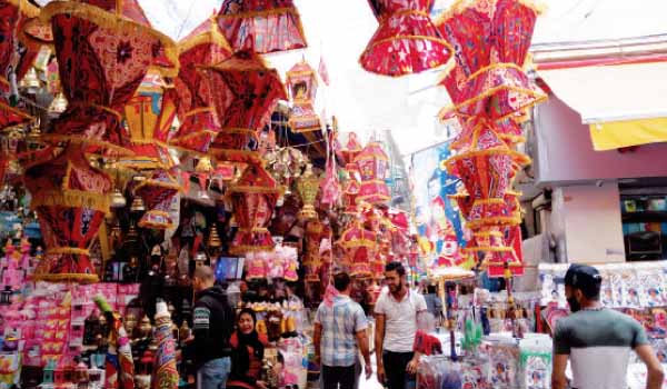 فرحة رمضان.. زينة وفوانيس وخيامية