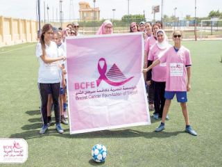 محاربات «سرطان الثدى» يتحدين مرضهن بمباراة كرة قدم