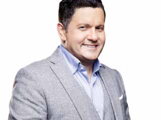 خفة دم «إدوارد» تجذب المستمعين لـ«موقف وحصل»