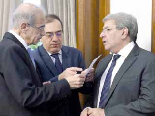 يوم عادى فى مجلس الوزراء