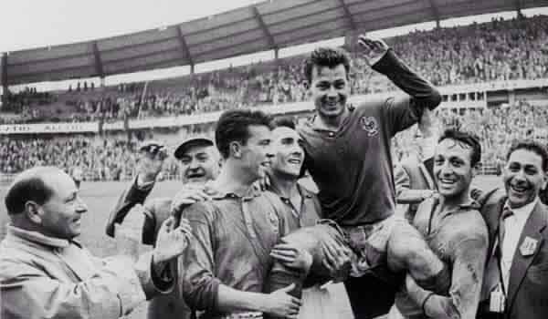 «فونتين»  هداف تاريخى بحذاء مستعار!