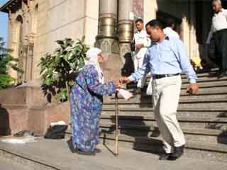 مطالب باستثمار أموال الزكاة للقضاء على الفقر