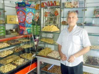 أقدم حلوانى كعك بالفيوم: برامج الطهى بالتليفزيون أثرت على مبيعاتنا