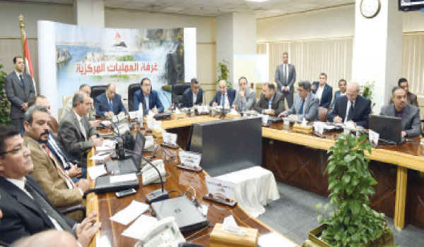 رئيس الوزراء يُتابع مع المحافظين توافر المنتجات البترولية وتطبيق تعريفة الركوب الجديدة