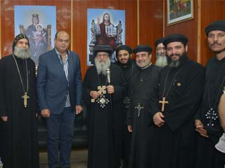 الأنبا باخوميوس يوثق زيارة البابا تواضروس لكنيسة مطروح بـ«كتاب تاريخى»