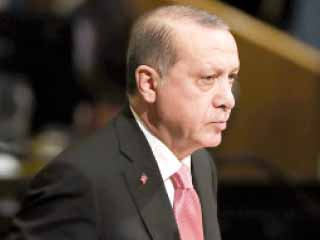 الديكتاتور.. «نصف إله»