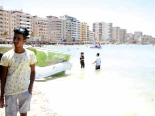 المصطافون يحتمون بالبحر على شواطئ مطروح