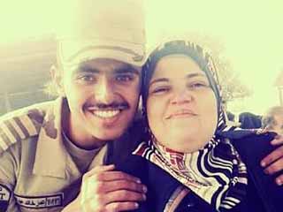 والدة الشهيد عمر عبد الصبور تستعيد ذكريات البطل.. «نادانى» بـ «أم الشهيد» منذ تخرجه وقال: «بعشق بلدى وأنا على الجبهة بحميها»