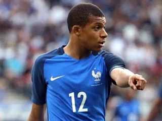 «مبابى» يهاجم التحكيم