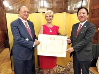 وسام الشمس المشرقة من اليابان للسفير محمود كارم